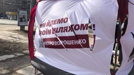 «Неизвестные» в Одессе, крушат агитационные палатки Порошенко
