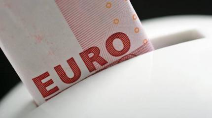 Рубль продолжает укрепляться, а евро падать Рубль продолжает укрепляться, а евро падать