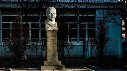 На Украине снесли памятники Юрию Гагарину и Антону Макаренко На Украине снесли памятники Юрию Гагарину и Антону Макаренко