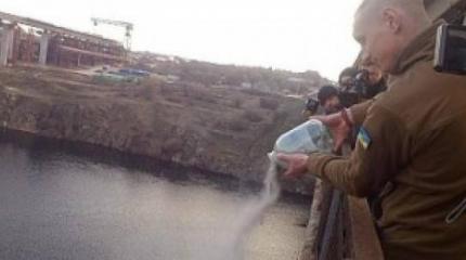 «Промывание мозгов» продолжается: в Запорожье развеяли прах Путина