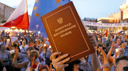 Польша рискует стать изгоем: Евросоюз взялся за Варшаву Польша рискует стать изгоем: Евросоюз взялся за Варшаву