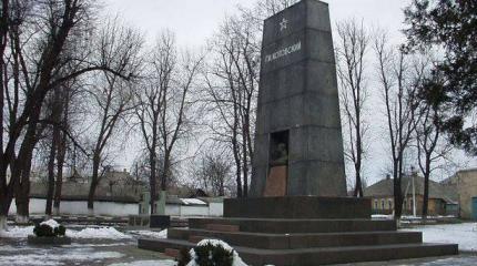 «Ленинопад» в Одессе: Саакашвили занес кувалду над Ильичем и Котовским «Ленинопад» в Одессе: Саакашвили занес кувалду над Ильичем и Котовским