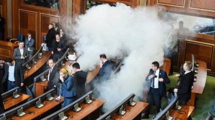 Косово: в шестой раз за два месяца оппозиционеры прервали работу парламента с помощью слезоточивого газа Косово: в шестой раз за два месяца оппозиционеры прервали работу парламента с помощью слезоточивого газа