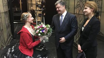 Порошенко с женой развлекаются в Берлинской опере, забыв про Украину Порошенко с женой развлекаются в Берлинской опере, забыв про Украину