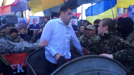 «Правосеки» бросили начальника юстиции Ивано-Франковска в мусорный бак