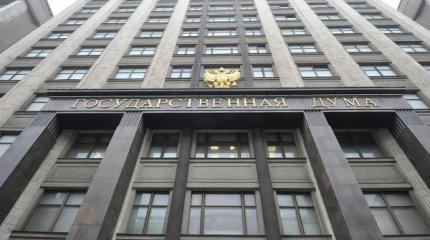 Депутаты от ЛДПР приехали в дождь в Госдуму на велосипедах и роликах Депутаты от ЛДПР приехали в дождь в Госдуму на велосипедах и роликах