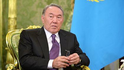 Назарбаев сдает власть Назарбаев сдает власть
