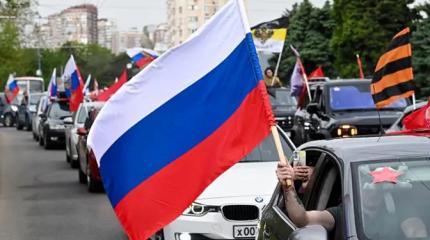 Автопробегом по русофобам: как 9 мая отмечали в мире Автопробегом по русофобам: как 9 мая отмечали в мире