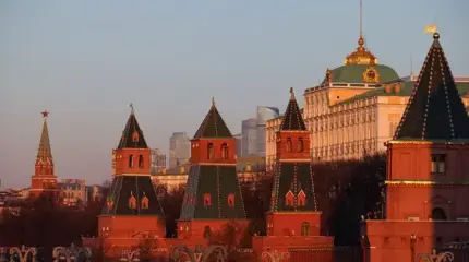 В беспокойные эпохи «лжедмитрии» алчно смотрят на кремлёвский трон