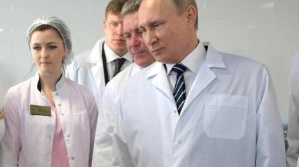 «И тебя вылечим»: Путин - доктор, готовый сделать укол заболевшей Америке «И тебя вылечим»: Путин - доктор, готовый сделать укол заболевшей Америке