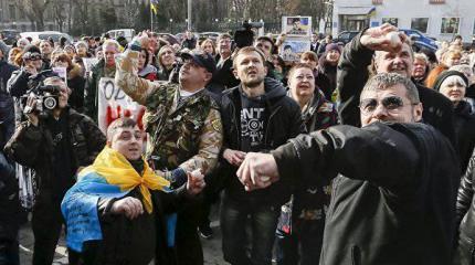 Украинские радикалы решили, что в посольстве РФ жгли "агентурные данные" Украинские радикалы решили, что в посольстве РФ жгли "агентурные данные"