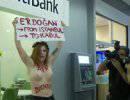 Активистка FEMEN голой грудью поддержала «турецкую революцию»