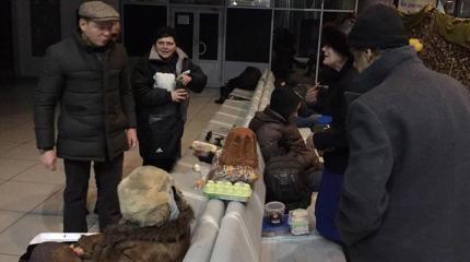 Ляшко отдал сырые яйца и объедки с новогоднего стола бомжам с вокзала