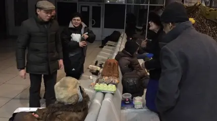 Ляшко отдал сырые яйца и объедки с новогоднего стола бомжам с вокзала