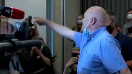 Сторонник Лукашенко устроил скандал на пресс-конференции Тихановской Сторонник Лукашенко устроил скандал на пресс-конференции Тихановской