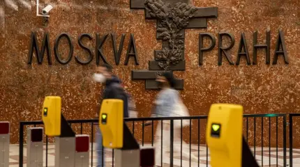 Украинка потребовала от Чехии убрать советскую символику из пражского метро Украинка потребовала от Чехии убрать советскую символику из пражского метро