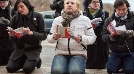 Новое ноу-хау российского протеста: бунт на коленях Новое ноу-хау российского протеста: бунт на коленях