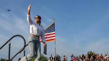 Пока Маск и Трамп дерутся, 36-летняя Александрия подсчитывала очки Пока Маск и Трамп дерутся, 36-летняя Александрия подсчитывала очки