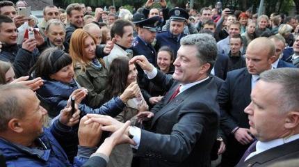 Активист Лысак одним вопросом публично пристыдил Порошенко Активист Лысак одним вопросом публично пристыдил Порошенко