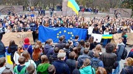 Поляки не дают визы украинцам: в Луцке акции протеста