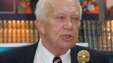 Сергей Хрущев о США: «Мы не можем быть полицейским мира» Сергей Хрущев о США: «Мы не можем быть полицейским мира»