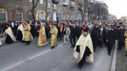 В Чернигове националисты атакуют УПЦ. В заложниках оказались дети
