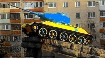 «Декоммунизаторы» с отбойными молотками и кувалдами наперевес
