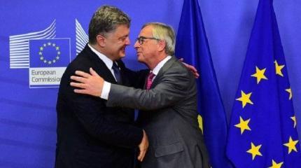 В Сети появилось видео, как Порошенко поддерживает пьяного Юнкера