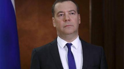 Медведев оседлал лошадь коронавируса и скачет в сторону Кремля Медведев оседлал лошадь коронавируса и скачет в сторону Кремля