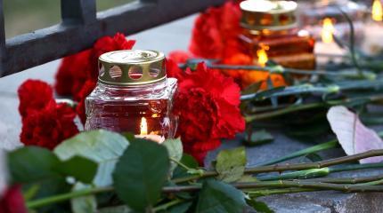 Вопреки всему: киевляне несут цветы к посольству России
