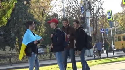 «Могут и зарезать»: Как россияне реагируют на людей с украинским флагом