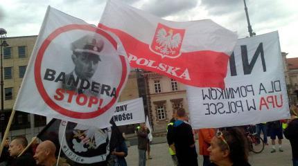 Украинские националисты плюнули в лицо полякам на их же земле Украинские националисты плюнули в лицо полякам на их же земле