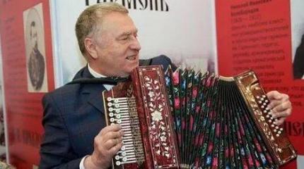 С чего начинается Родина: Жириновский спел с журналистами и художниками С чего начинается Родина: Жириновский спел с журналистами и художниками