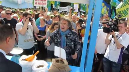 Возле Рады очередное представление: юродивые продают землю Украины панам