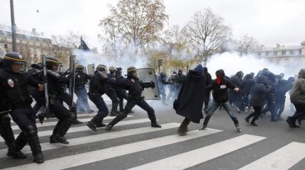 Митингующий Париж. Очередные стычки с полицией Митингующий Париж. Очередные стычки с полицией
