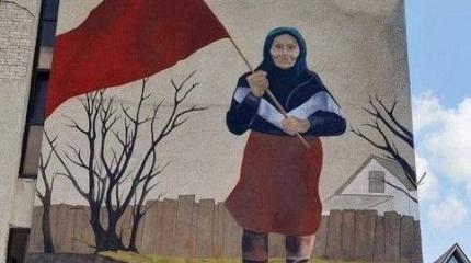 Что СБУ сделала со знаменитой бабушкой с красным флагом Что СБУ сделала со знаменитой бабушкой с красным флагом