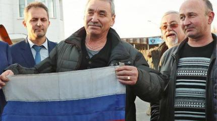 Год унижений героев Крыма: В бандеровском плену сохранили флаг Родины Год унижений героев Крыма: В бандеровском плену сохранили флаг Родины