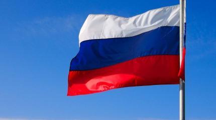 Флаг РФ над сербской крепостью: российское знамя подняли над крепостью в Косово Флаг РФ над сербской крепостью: российское знамя подняли над крепостью в Косово