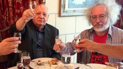 Гордость либерала: Венедиктов похвастался фото с пьяным Горбачёвым Гордость либерала: Венедиктов похвастался фото с пьяным Горбачёвым