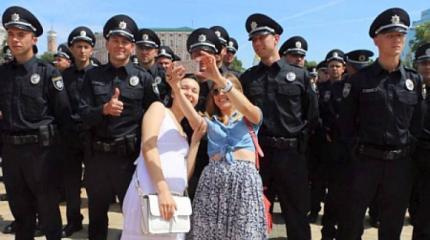 Няшные полицейские Украины умиляют европейцев