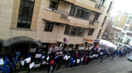 Посольство Турции в Москве закидали камнями