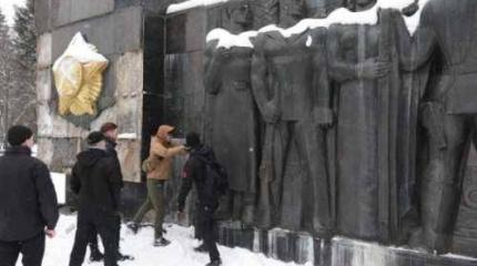 Пан или вандал? Львовские националисты разрушают Монумент Славы