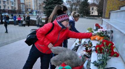 Луганчане почтили память погибших в авиакатастрофе над Черным морем Луганчане почтили память погибших в авиакатастрофе над Черным морем