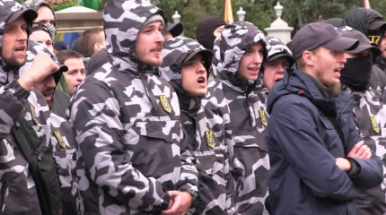 Неонацисты Киева в новенькой форме штурмовиков запугали полицию и парламент Неонацисты Киева в новенькой форме штурмовиков запугали полицию и парламент