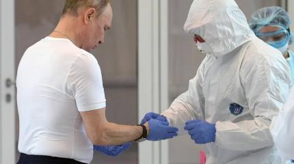 В Кремле объяснили решение Путина вакцинироваться непублично