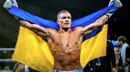 Хитрый Усик: почему боксер отказался от звания Героя Украины Хитрый Усик: почему боксер отказался от звания Героя Украины