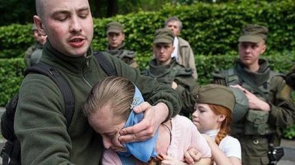 Женщина с девочкой, на которых 9 мая в Киеве напал неонацист, приехали в Крым Женщина с девочкой, на которых 9 мая в Киеве напал неонацист, приехали в Крым