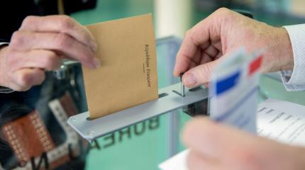 Во Франции стартовал второй тур президентских выборов Во Франции стартовал второй тур президентских выборов