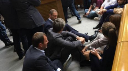 «Посиделки на полу» в Раде рассмешили интернет «Посиделки на полу» в Раде рассмешили интернет