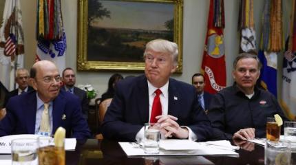 Две недели Трампа, которые встряхнули мир Две недели Трампа, которые встряхнули мир